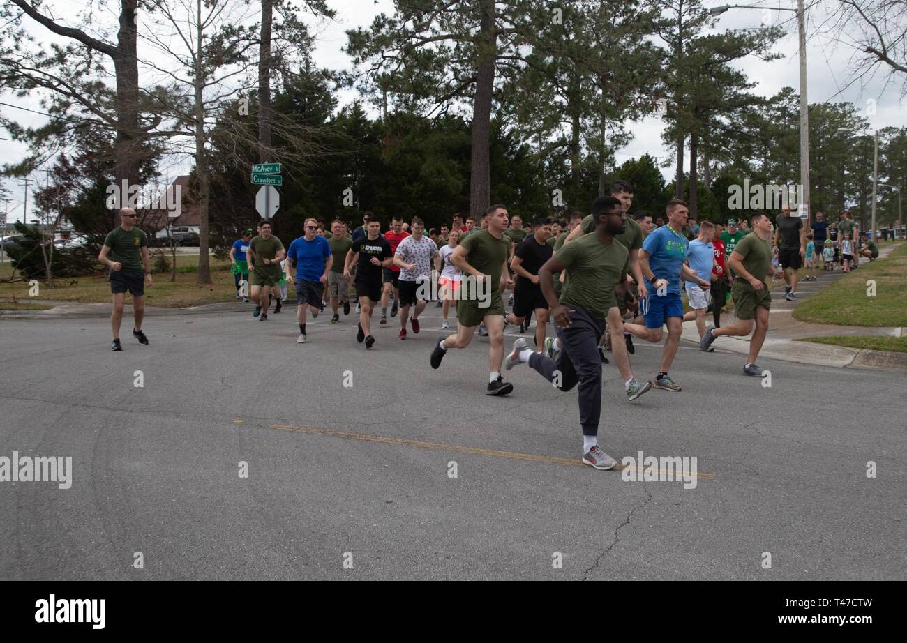 Stati Uniti Marines e famiglia partecipare in una san Patrizio fun run al Marine Corps Air Station New River, North Carolina, Marzo 15, 2019. Marine Logistica Aerea Squadron condotta fun run per favorire la coesione unità, costruire un cameratismo e accrescere il coinvolgimento della famiglia per i Marines dello squadrone. i Marines sono assegnati a Malles-26, Marine Aircraft Group 26, 2° velivolo marino ala. Foto Stock