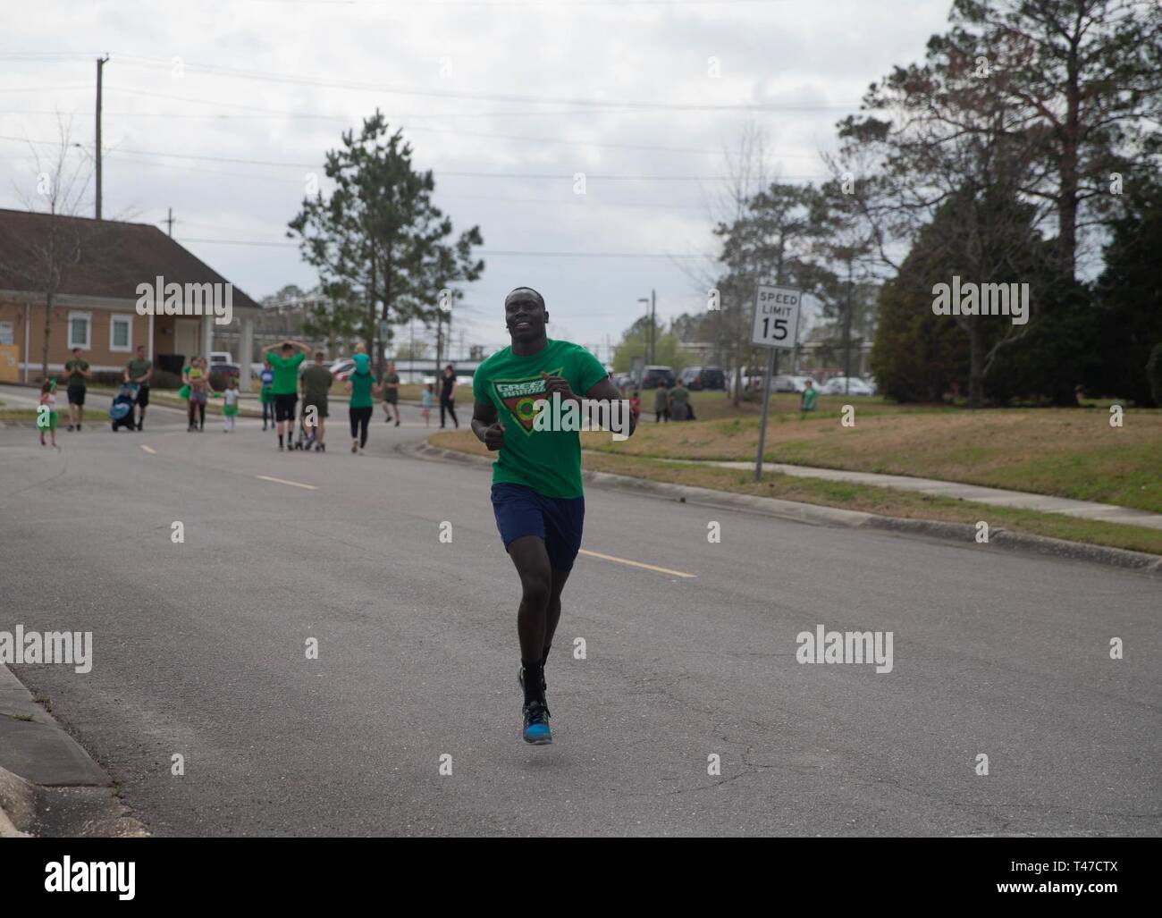 Un U.S. Marine partecipa a san Patrizio fun run al Marine Corps Air Station New River, North Carolina, 8 marzo 2019. Marine Logistica Aerea Squadron condotta fun run per favorire la coesione unità, costruire un cameratismo e accrescere il coinvolgimento della famiglia per i Marines dello squadrone. i Marines sono assegnati a Malles-26, Marine Aircraft Group 26, 2° velivolo marino ala. Foto Stock