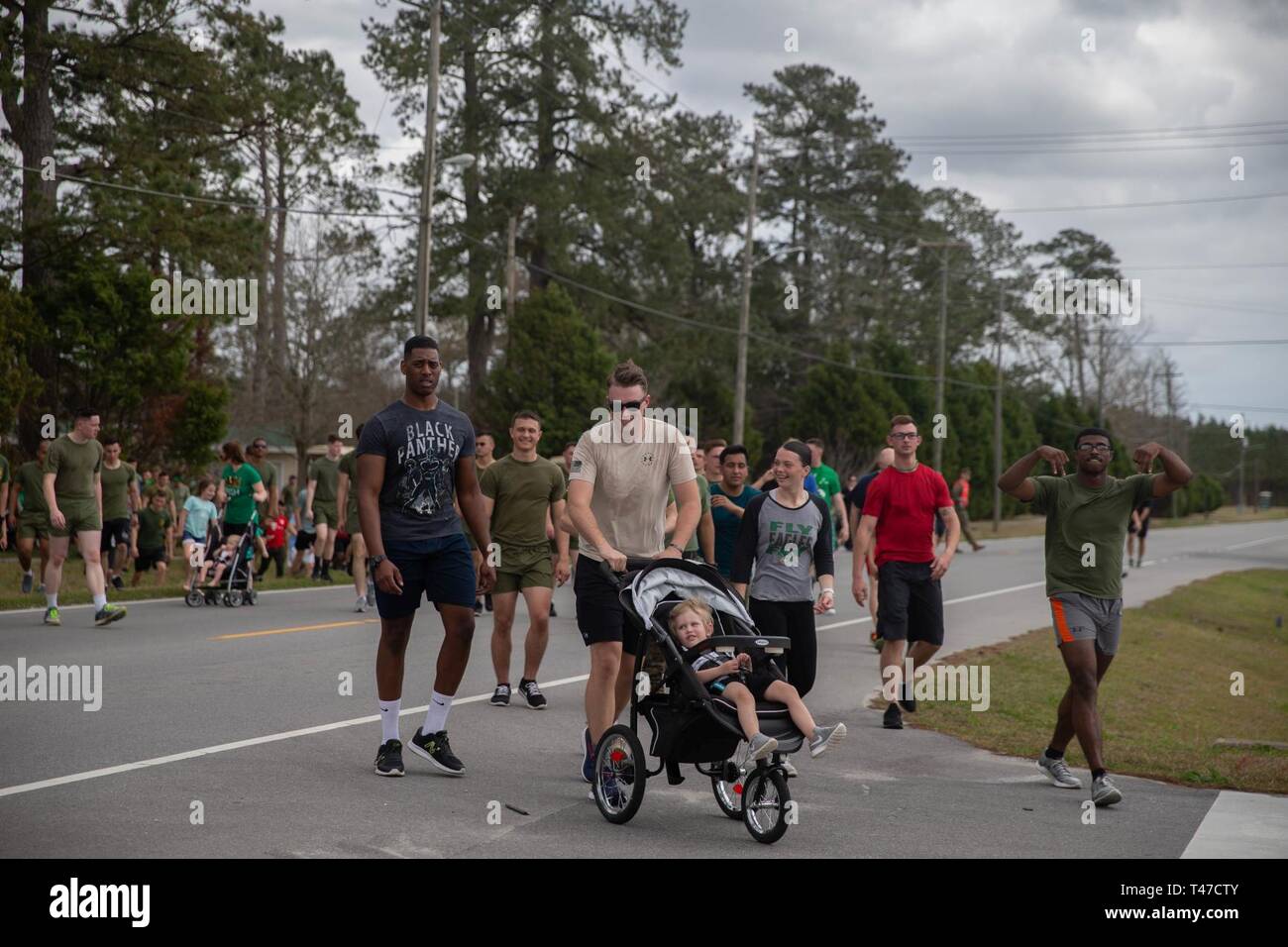 Stati Uniti Marines e membri della famiglia di partecipare in una san Patrizio fun run al Marine Corps Air Station New River, North Carolina, 8 marzo 2019. Marine Logistica Aerea Squadron condotta fun run per favorire la coesione unità, costruire un cameratismo e accrescere il coinvolgimento della famiglia per i Marines dello squadrone. i Marines sono assegnati a Malles-26, Marine Aircraft Group 26, 2° velivolo marino ala. Foto Stock