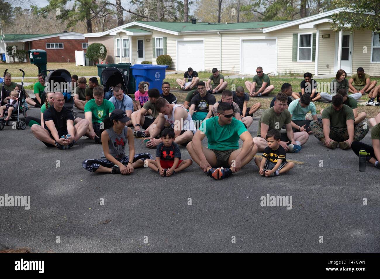 Stati Uniti Marines e membri della famiglia tratto prima di un san Patrizio fun run al Marine Corps Air Station New River, North Carolina, 8 marzo 2019. Marine Logistica Aerea Squadron condotta fun run per favorire la coesione unità, costruire un cameratismo e accrescere il coinvolgimento della famiglia per i Marines dello squadrone. i Marines sono assegnati a Malles-26, Marine Aircraft Group 26, 2° velivolo marino ala. Foto Stock