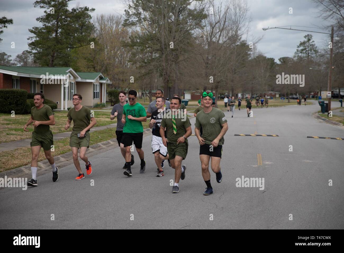 Stati Uniti Marines e membri della famiglia di partecipare in una san Patrizio fun run al Marine Corps Air Station New River, North Carolina, 8 marzo 2019. Marine Logistica Aerea Squadron condotta fun run per favorire la coesione unità, costruire un cameratismo e accrescere il coinvolgimento della famiglia per i Marines dello squadrone. i Marines sono assegnati a Malles-26, Marine Aircraft Group 26, 2° velivolo marino ala. Foto Stock