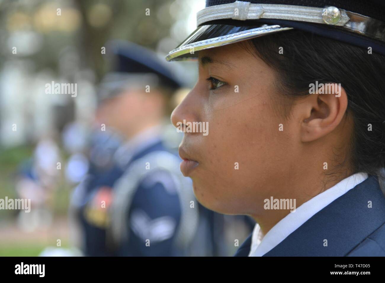 Airman 1. Classe Raiven A. Valdez, United States Air Force Guardia d'onore guardsman cerimoniale, marche nell'annuale Sgt. William Jasper Parade di Savannah, Ga., Marzo 15, 2019. La comunità irlandese a Savannah raccoglie annualmente per onorare il servizio militare i membri, il passato e il presente. Foto Stock