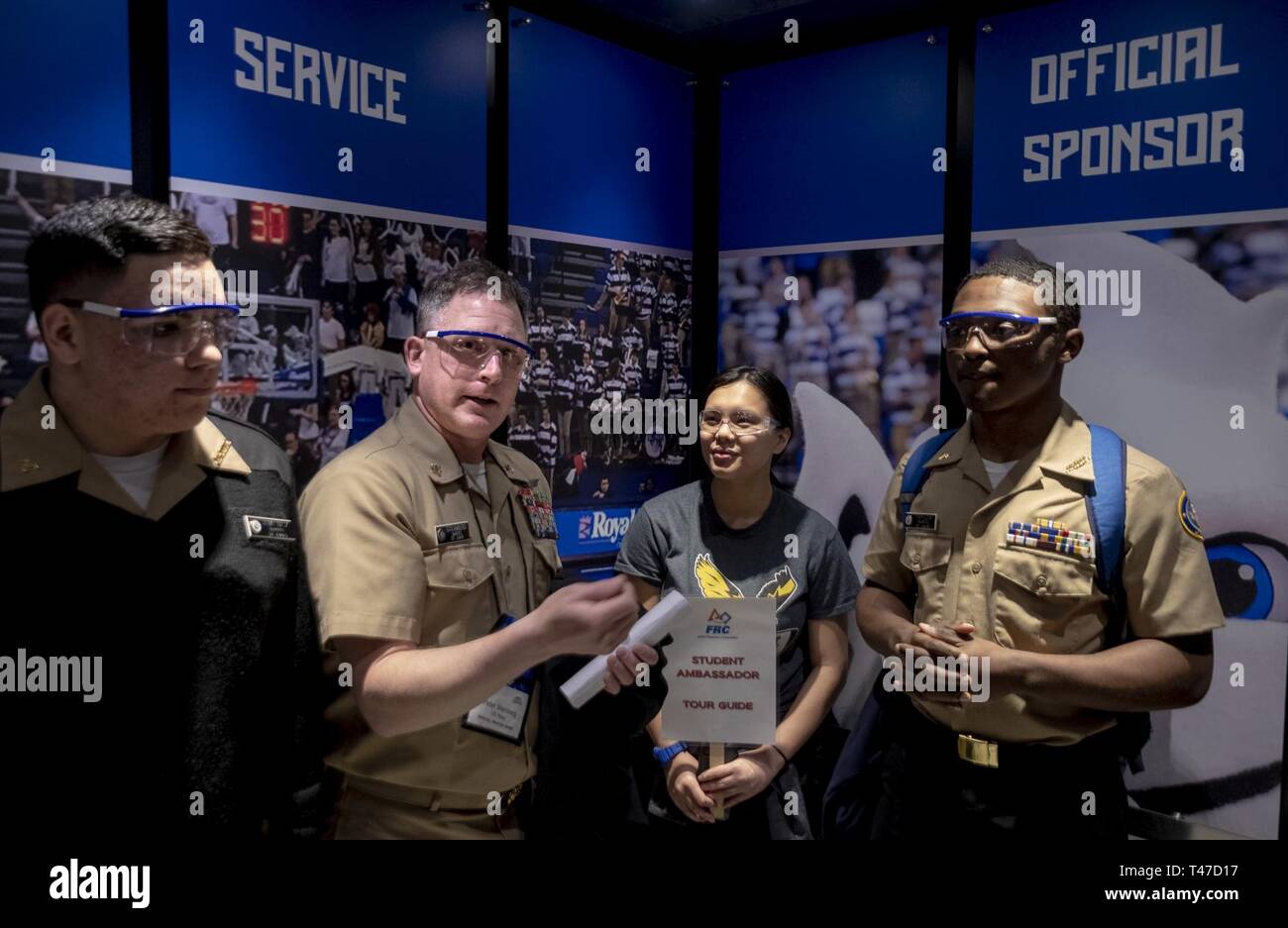 LOUIS (15 marzo 2019) Il comando Master Chief Peter Steinberg, una scienza navale istruttore con la Cleveland Navy Junior di riserva per la formazione di ufficiali Corps (NJROTC) Academy e NJROTC cadetti, prendere un tour del per l ispirazione e il riconoscimento della scienza e della tecnologia (primo) Robotics St. Louis concorso regionale, Marzo 15, 2019. Primo Robotics è un liceo internazionale robotics concorso organizzato ogni anno in cui le squadre di studenti delle scuole superiori, allenatori e istruttori costruire gioco di robot che completare le attività come sfere di scoring in obiettivi, i dischi volanti in obiettivi, tubi interni su rac Foto Stock