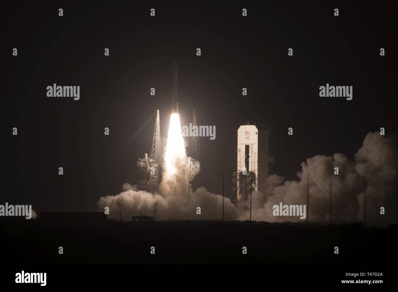 Il Regno di lancio dell'Alleanza Delta IV rocket lancia con un Wideband Global SATCOM WGS-10 satellite da Cape Canaveral Air Force Station, Fla. complesso 37 su 15 Marzo, 2019. Il satellite porta una maggiore capacità di comunicazione per il comando ed il controllo di U.S. forze militari sul campo di battaglia. Foto Stock
