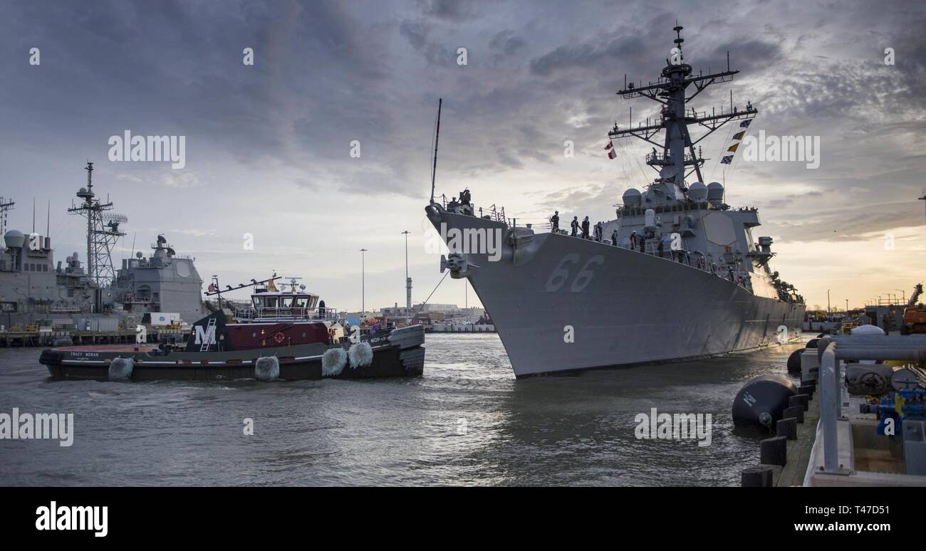 (15 marzo 2019) le visite-missile destroyer USS Gonzalez (DDG 66) si prepara a discostarsi Naval Station Norfolk. Gonzalez dispiegato per condurre missile balistico di difesa e di sicurezza del teatro gli sforzi di cooperazione. Foto Stock