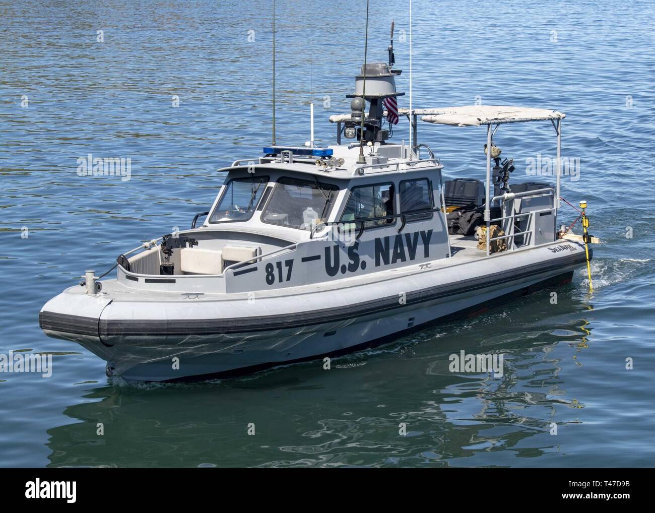 Isola di Santa Rosa, CALIF. (Mar. 15, 2019) - Seabees da costruzione subacquea Team 2 (UCT-2) e marinai provenienti da zone costiere squadroni fluviale (CRS) 3 e 11 di eseguire un sondaggio idrografiche della formazione a Isola di Santa Rosa, California nel 34-piede di pattugliamento a sostegno dell'esercizio pacifico Blitz 2019 (PacBlitz19). Questo corso di formazione è la prima volta UCT-2 ha lavorato con CRS e prove della loro capacità per le aree della mappa per piccole imbarcazioni sbarco consentendo il supporto continuato a Navy e Marine Corps operations. PacBlitz19 fornisce realistico, formazione pertinente necessaria per una effettiva crisi globale di risposta e fornisce r Foto Stock