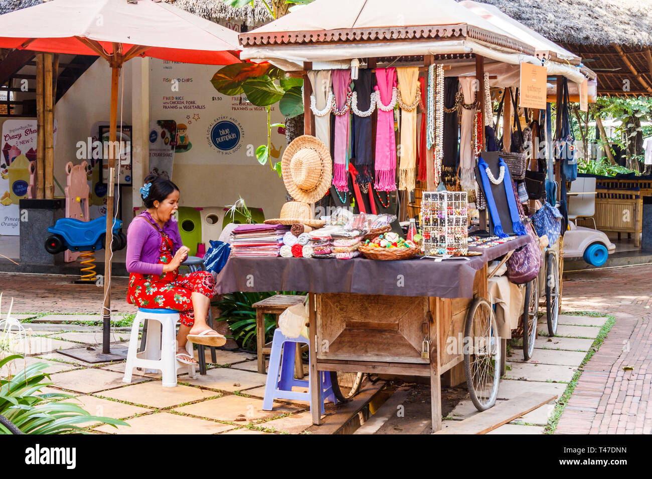 Siem Reap, Cambogia - 10 Gennaio 2018: il fornitore vende souvenir presso il re della strada del mercato di artigianato. Tutti i tipi di artigianato sono venduti. Foto Stock