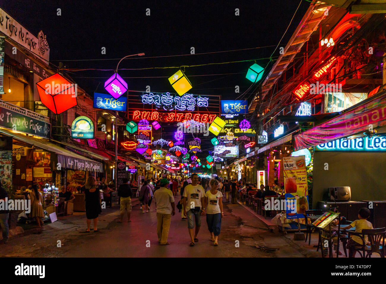 Siem Reap, Cambogia - 11 Gennaio 2018: Colouful luci al neon di Pub Street. Si tratta di un popolare night area di intrattenimento per i turisti. Foto Stock
