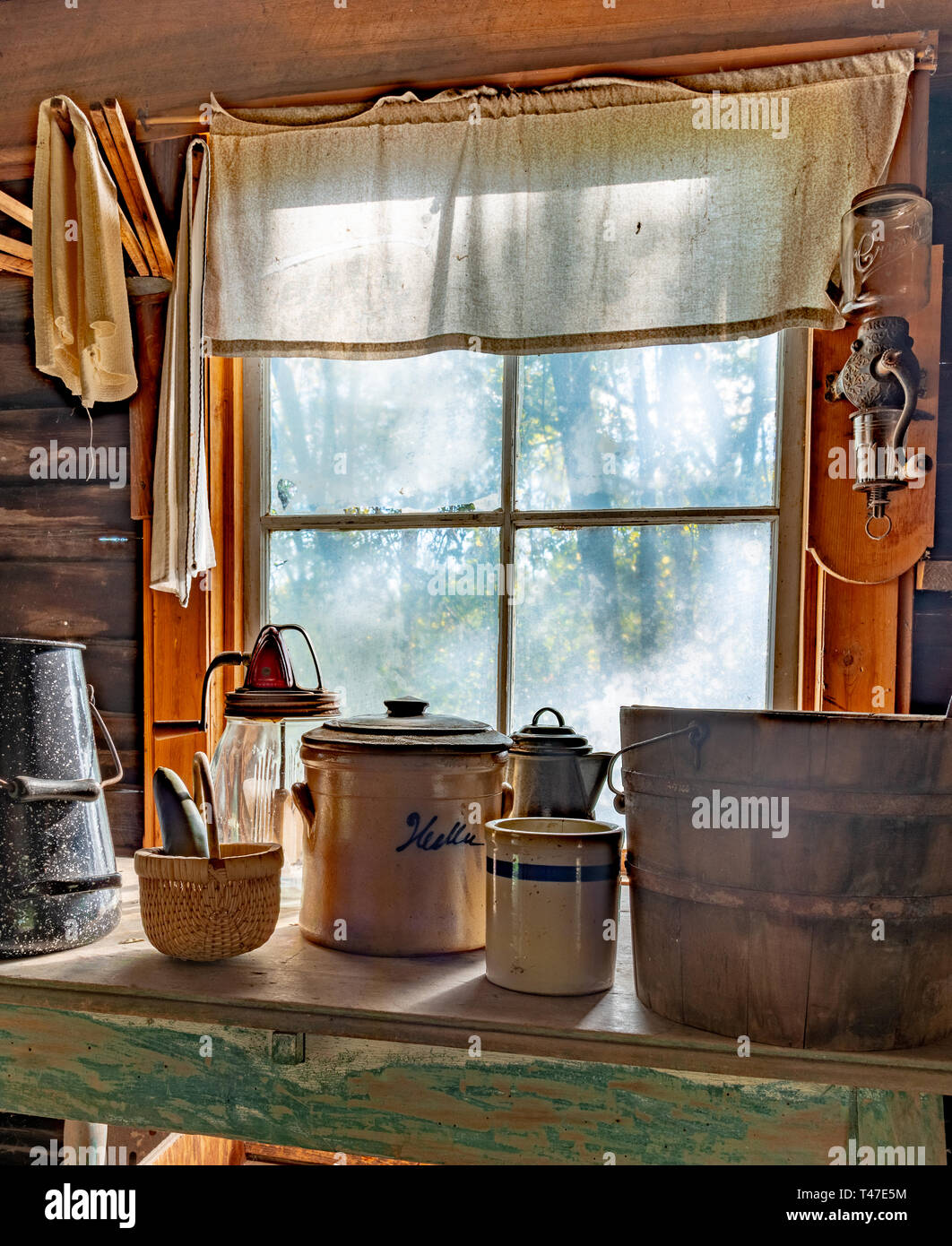 Cucina rustica con oggetti d'antiquariato dalla finestra Foto Stock