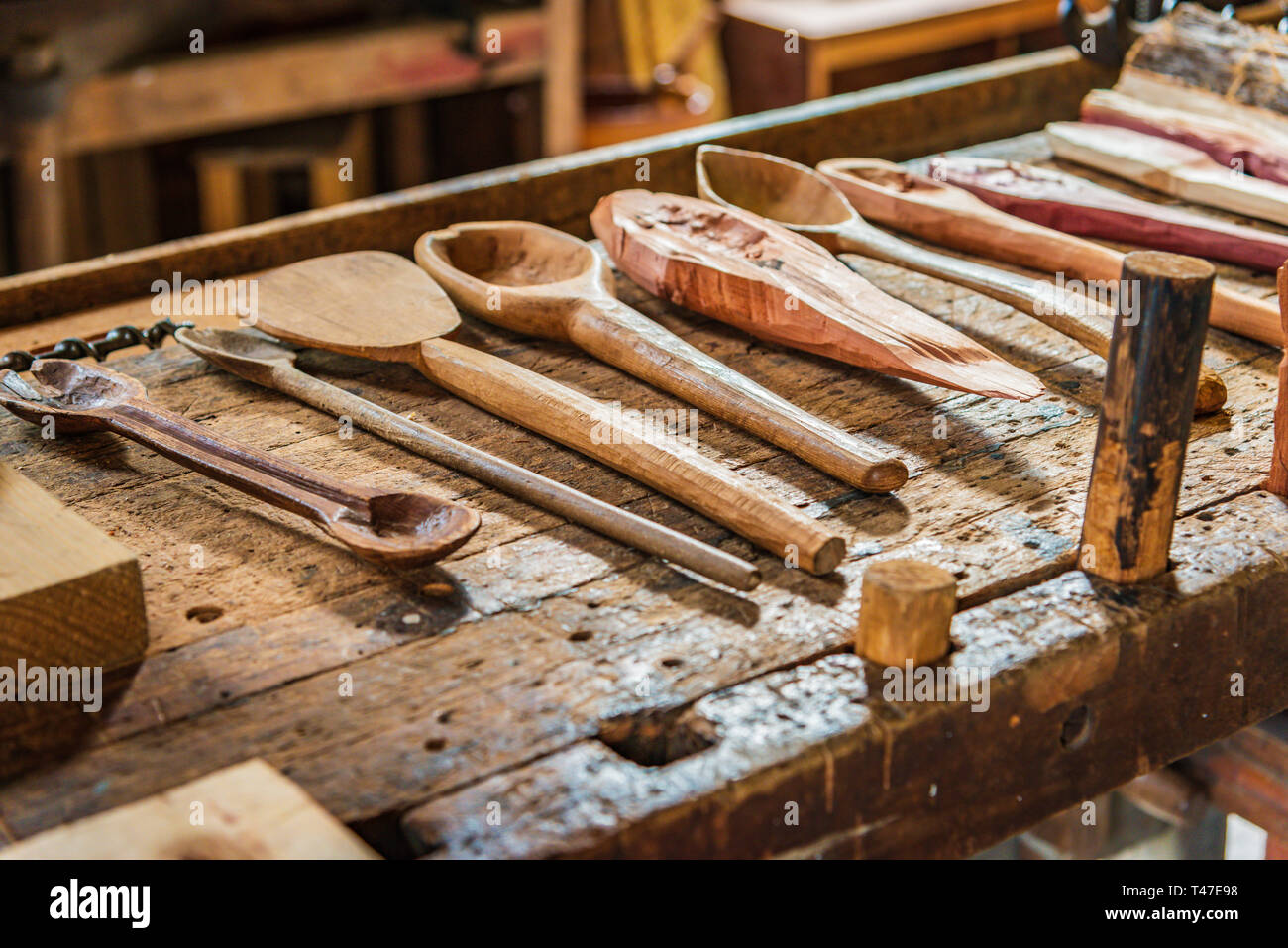 Antichi utensili da cucina in legno su tavolo in legno Foto Stock