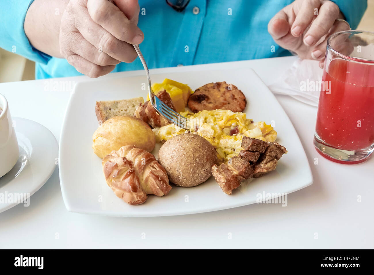 Cartagena Colombia,El Lagito,Hotel Dann Cartagena,hotel,colazione a buffet inclusa gratuitamente,panini pane,uova strapazzate,succo,interno,cibo,COL190122 Foto Stock