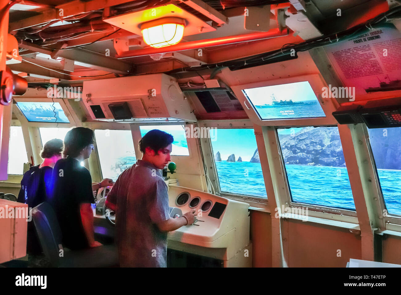 Cartagena Colombia,Museo Naval del Caribe,Museo navale caraibico,mostra simulatore ponte nave,interruttori,ragazzi,ragazzi maschi bambini bambini giovani Foto Stock