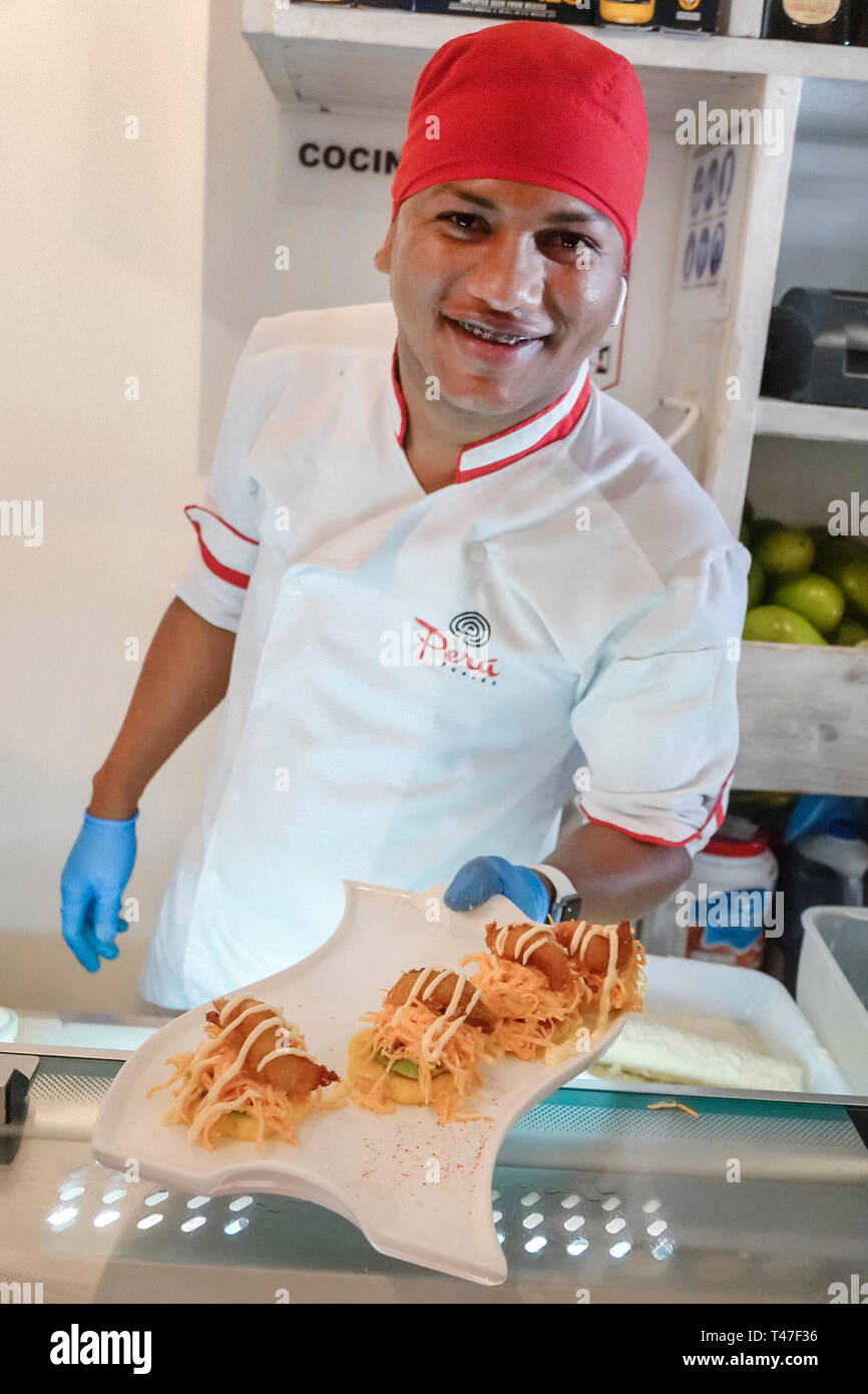 Cartagena Colombia,Peru Fusion,ristorante ristoranti ristorazione caffè caffè,ristoranti,ispanico residente,residenti,uomo uomini maschio,dipendente lavoro di cuoco Foto Stock