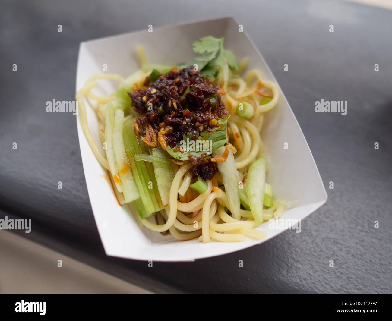 Tagliatelle in un vassoio della carta Foto Stock