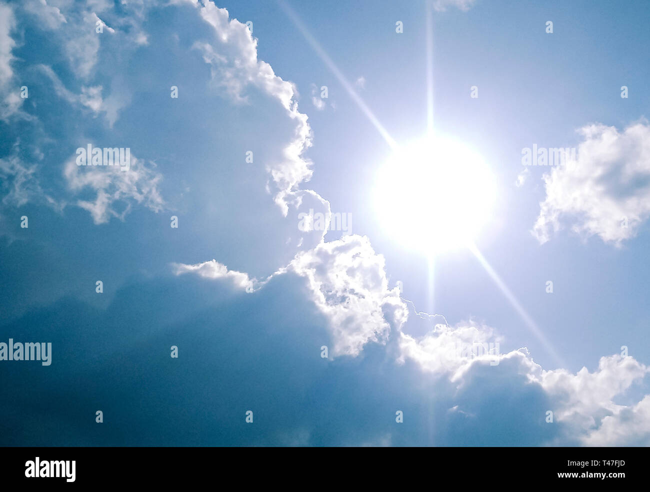 Bella vista panoramica di nuvoloso, sole, cielo blu nella giornata di sole. Foto Stock