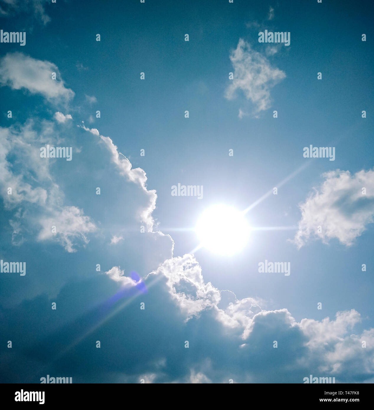 Bella vista panoramica di nuvoloso, sole, cielo blu nella giornata di sole. Foto Stock