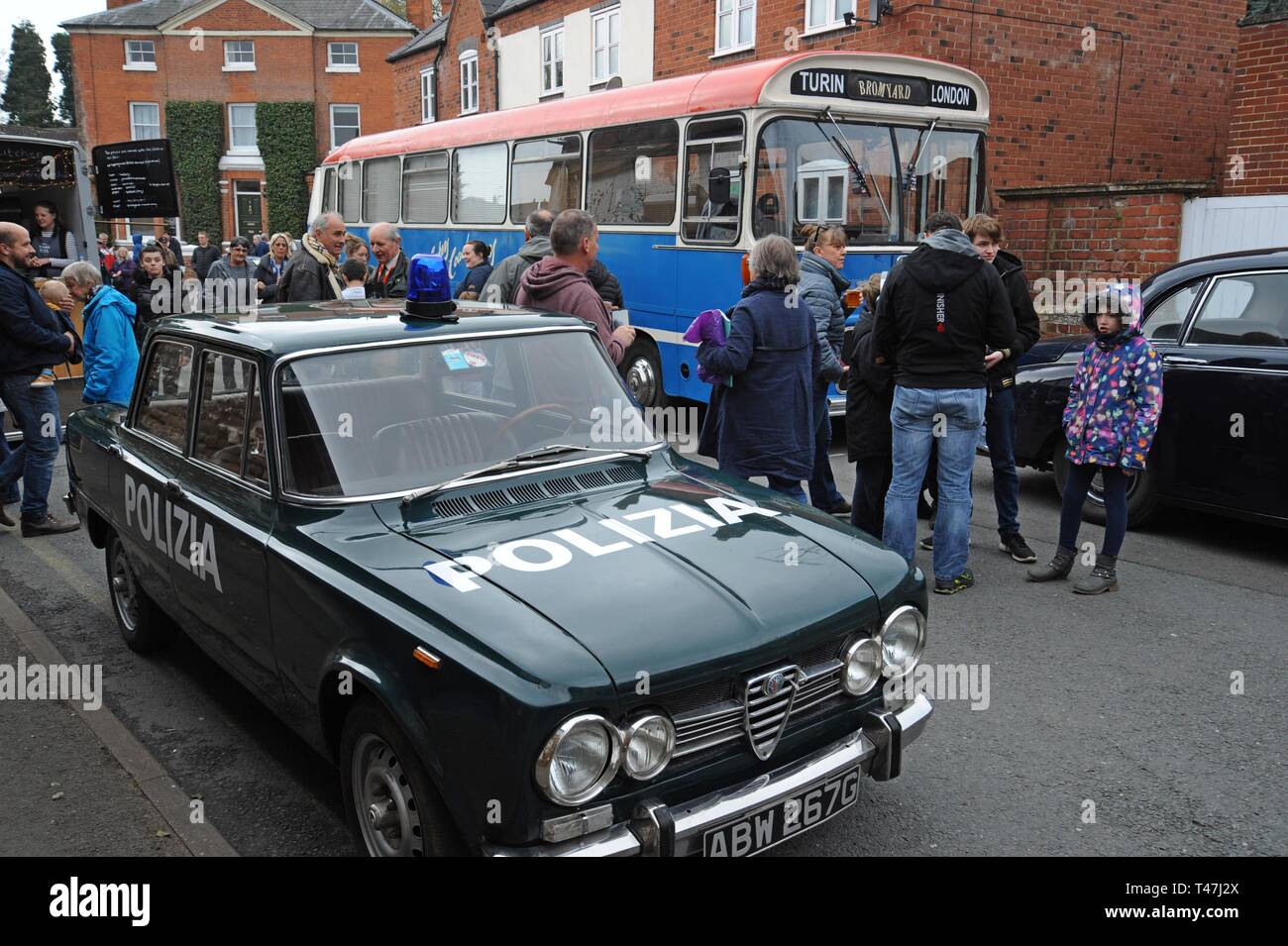 Bromyard Velocità Festival Herefordshire 7 Aprile 2019 l'evento include una ricreazione del film "Il job italiano" con vetture Mini Cooper & bus Bedford Foto Stock