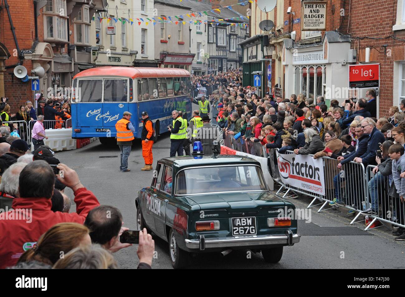 Bromyard Velocità Festival Herefordshire 7 Aprile 2019 l'evento include una ricreazione del film "Il job italiano" con vetture Mini Cooper & bus Bedford Foto Stock