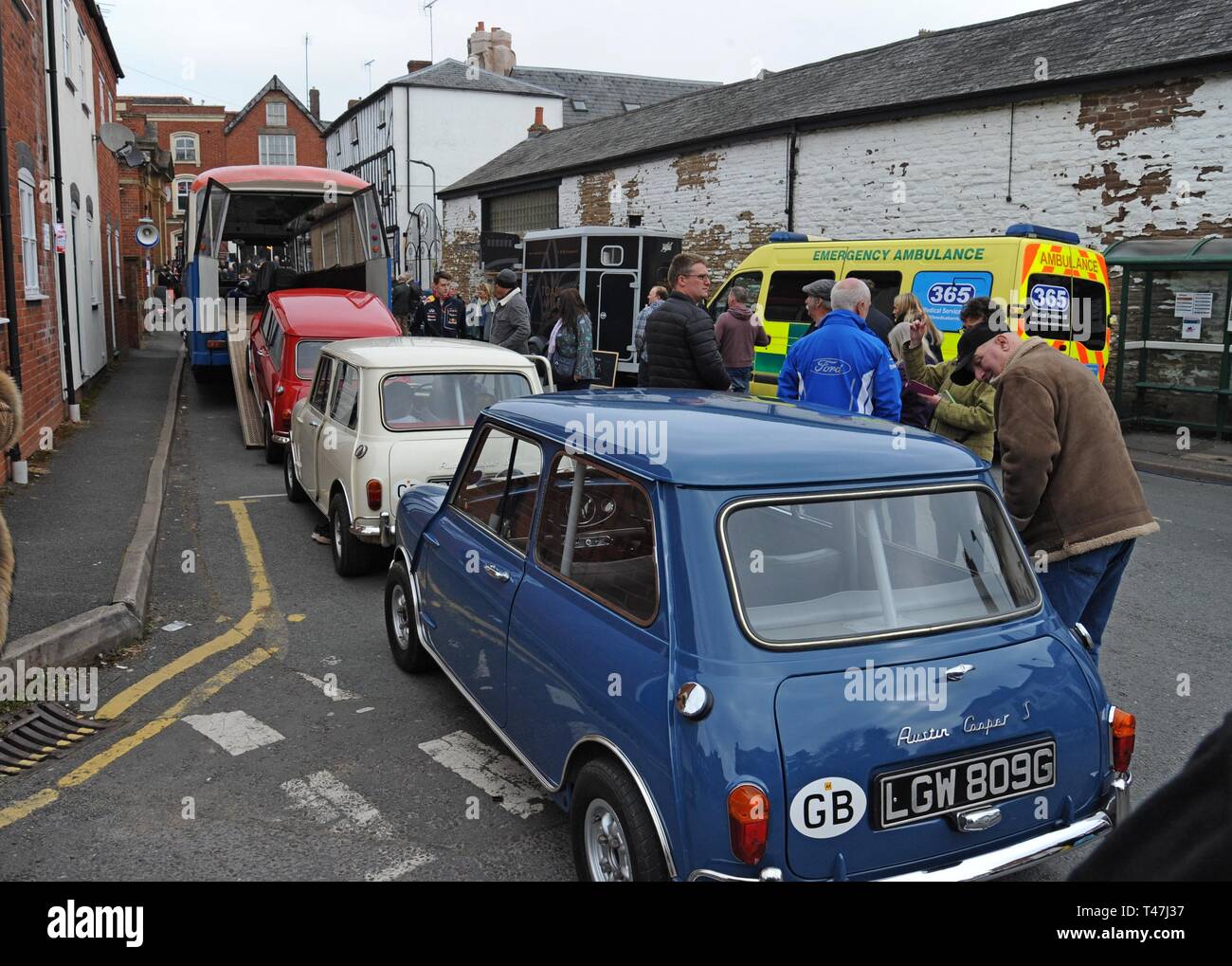Bromyard Velocità Festival Herefordshire 7 Aprile 2019 l'evento include una ricreazione del film "Il job italiano" con vetture Mini Cooper & bus Bedford Foto Stock