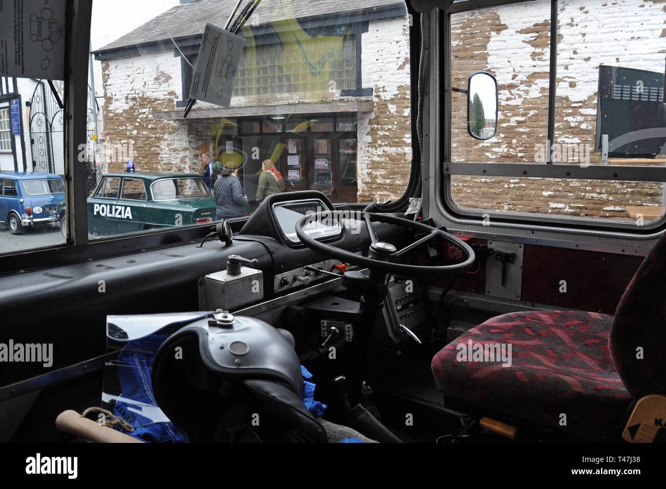 Bromyard Velocità Festival Herefordshire 7 Aprile 2019 l'evento include una ricreazione del film "Il job italiano" con vetture Mini Cooper & bus Bedford Foto Stock