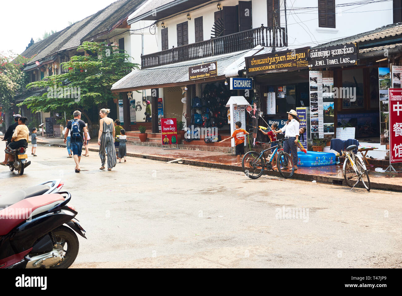 LUANG Prabang, Laos - Aprile 14, 2019. Locale popolo Lao celebrando Pi Mai, il Lao Anno nuovo, con un grande festival dell'acqua Foto Stock