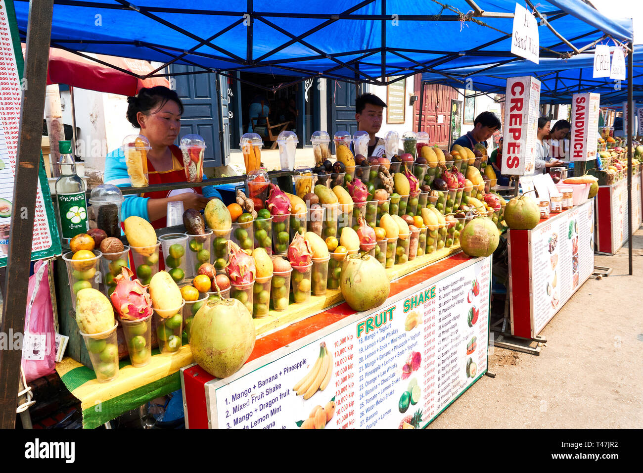 LUANG Prabang, Laos - Aprile 14, 2019. Locale popolo Lao celebrando Pi Mai, il Lao Anno nuovo, con un grande festival dell'acqua Foto Stock