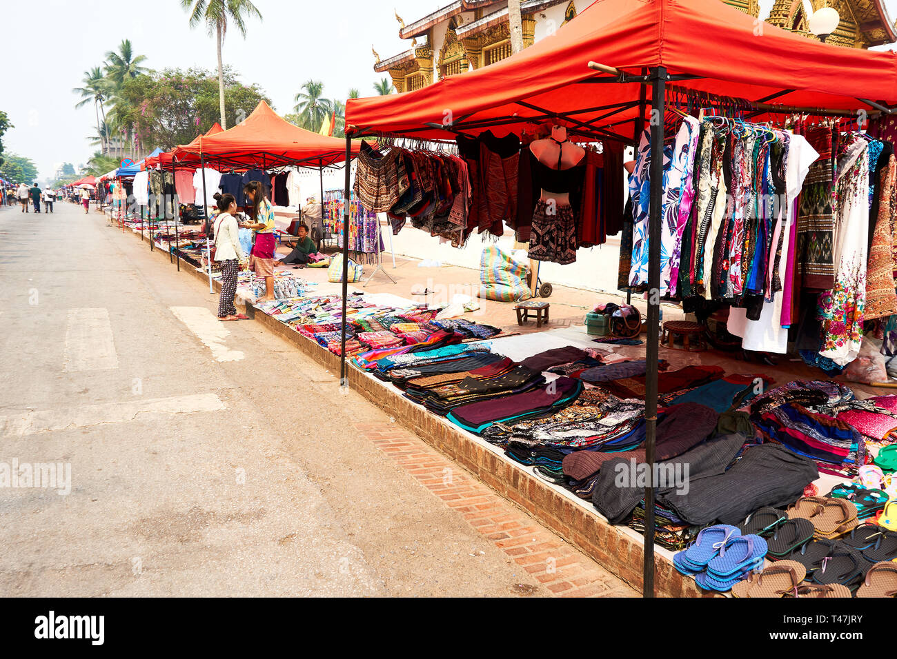 LUANG Prabang, Laos - Aprile 14, 2019. Locale popolo Lao celebrando Pi Mai, il Lao Anno nuovo, con un grande festival dell'acqua Foto Stock