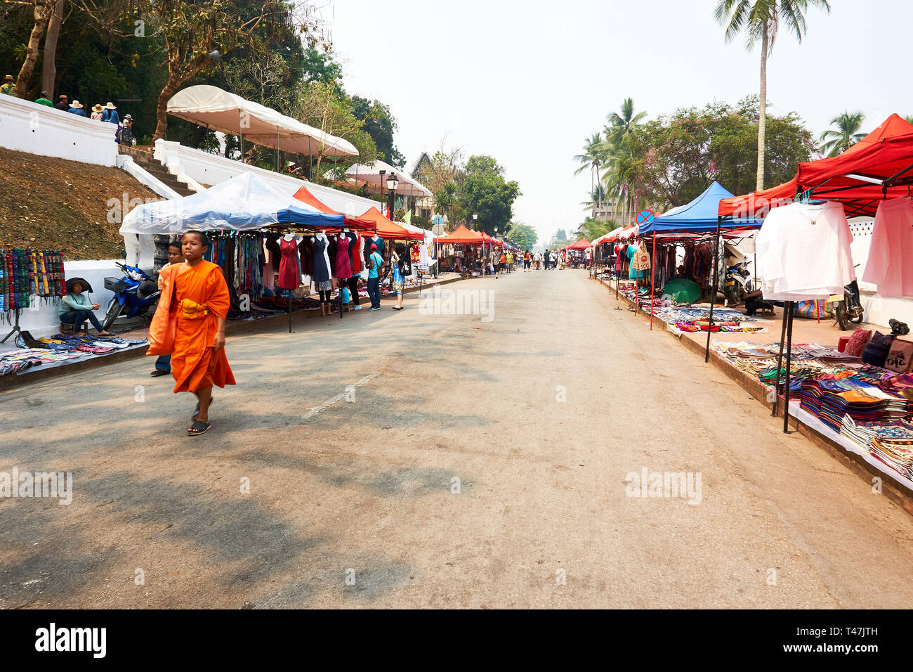 LUANG Prabang, Laos - Aprile 14, 2019. Locale popolo Lao celebrando Pi Mai, il Lao Anno nuovo, con un grande festival dell'acqua Foto Stock