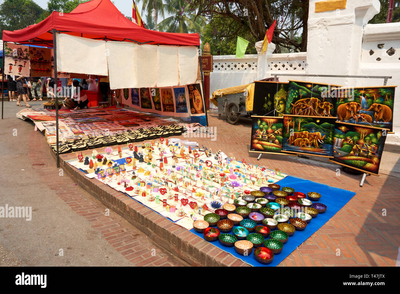 LUANG Prabang, Laos - Aprile 14, 2019. Locale popolo Lao celebrando Pi Mai, il Lao Anno nuovo, con un grande festival dell'acqua Foto Stock