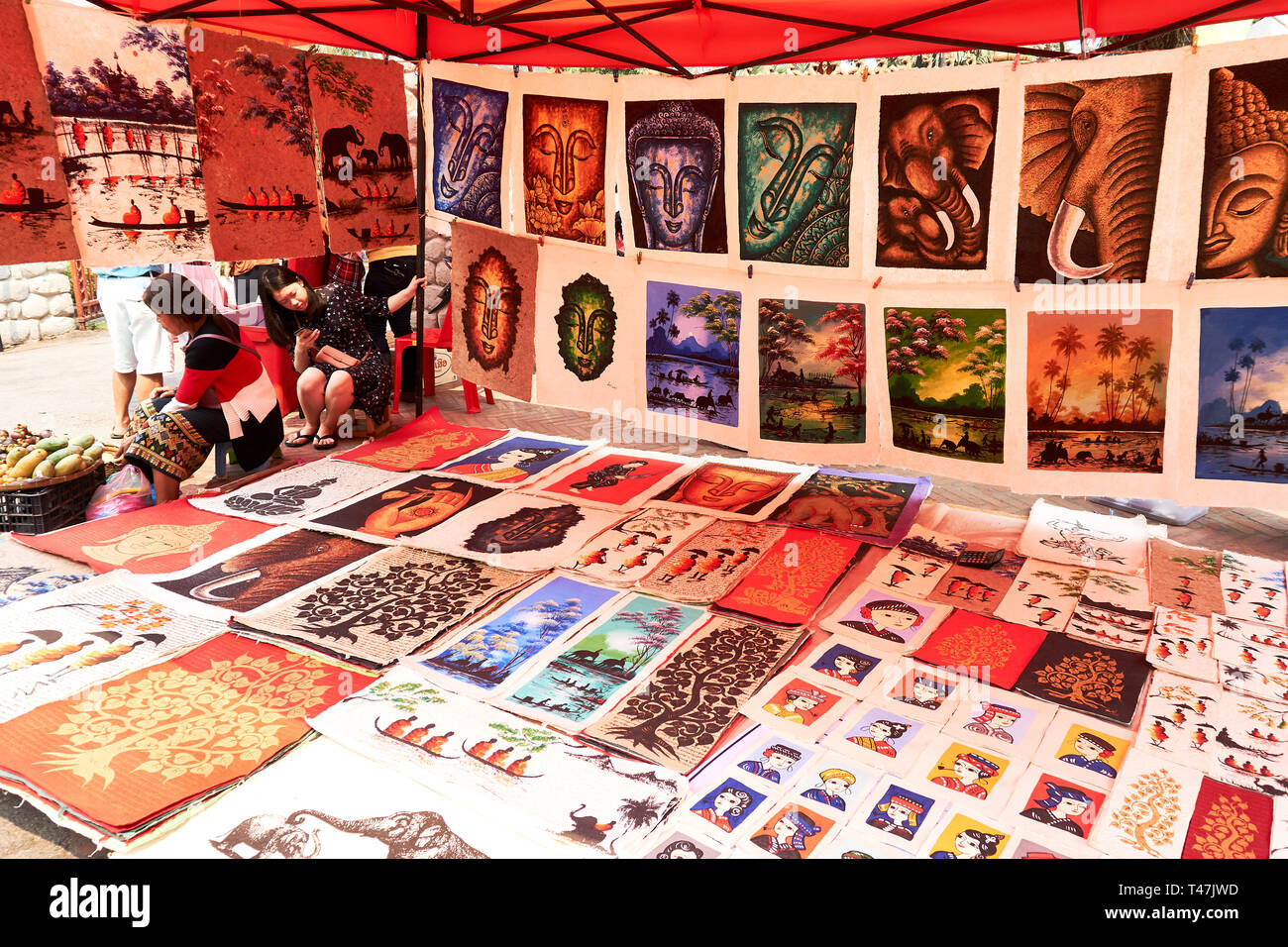 LUANG Prabang, Laos - Aprile 14, 2019. Locale popolo Lao celebrando Pi Mai, il Lao Anno nuovo, con un grande festival dell'acqua Foto Stock