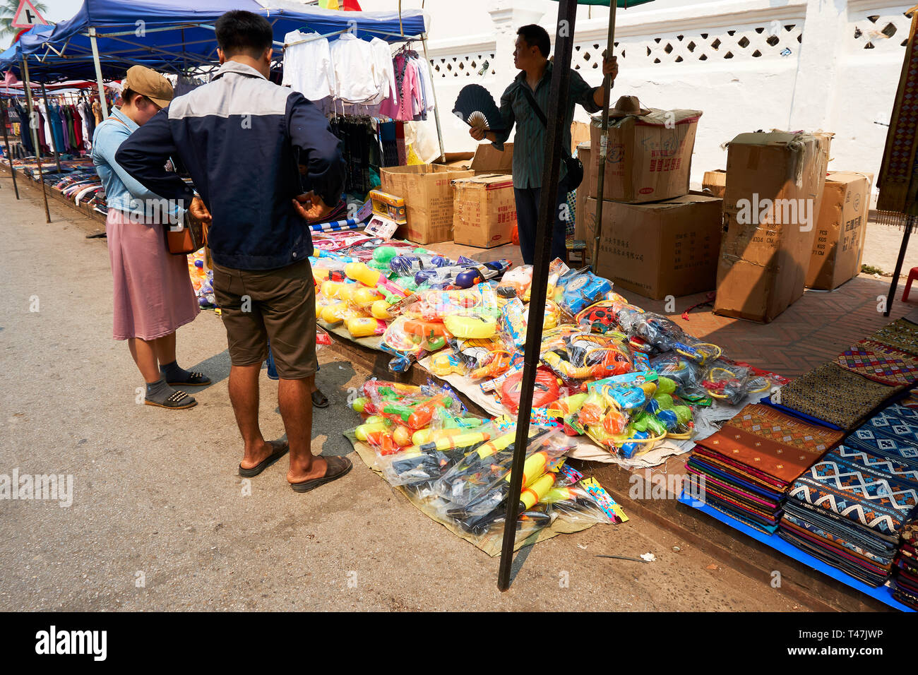 LUANG Prabang, Laos - Aprile 14, 2019. Locale popolo Lao celebrando Pi Mai, il Lao Anno nuovo, con un grande festival dell'acqua Foto Stock