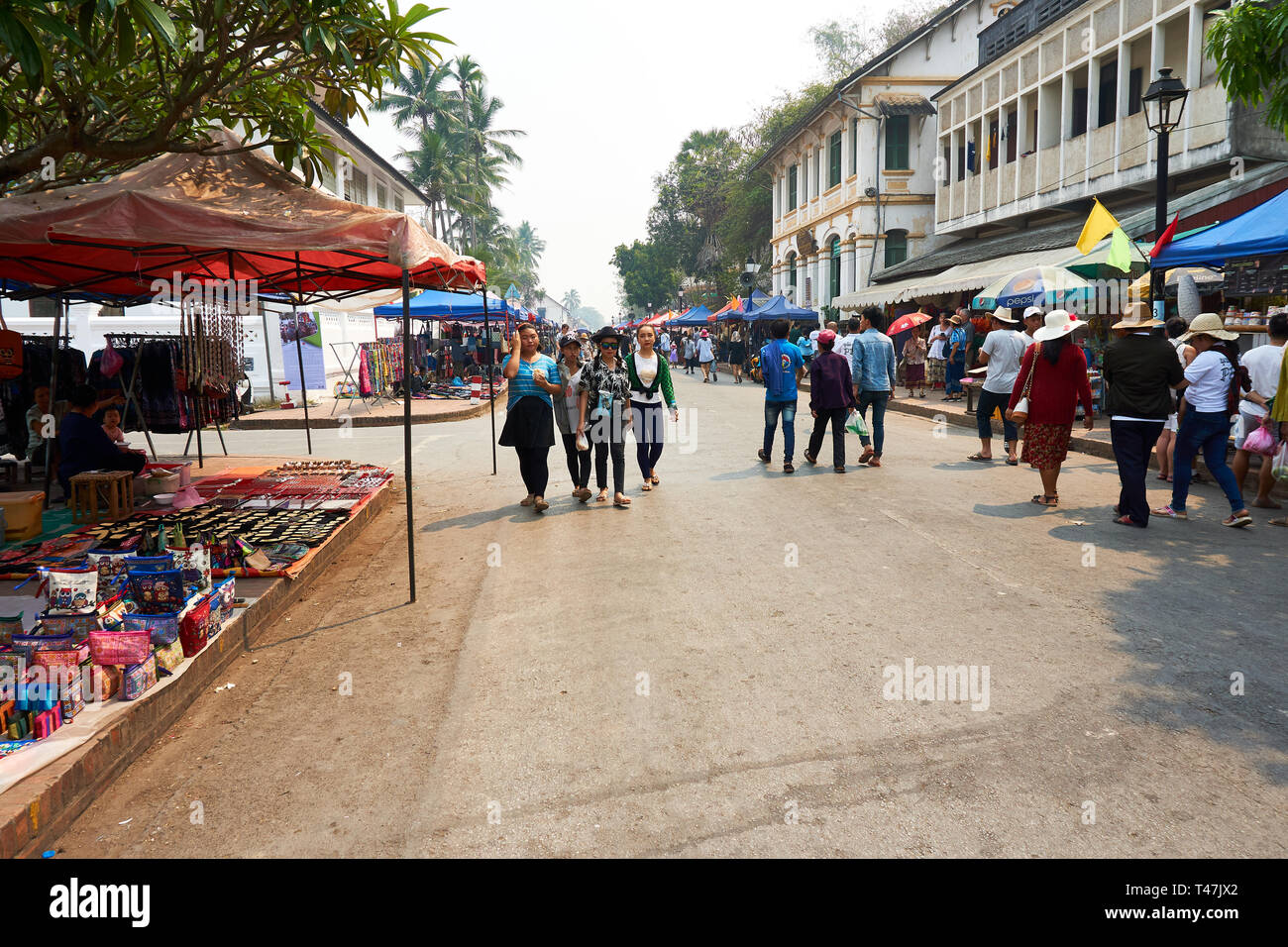 LUANG Prabang, Laos - Aprile 14, 2019. Locale popolo Lao celebrando Pi Mai, il Lao Anno nuovo, con un grande festival dell'acqua Foto Stock
