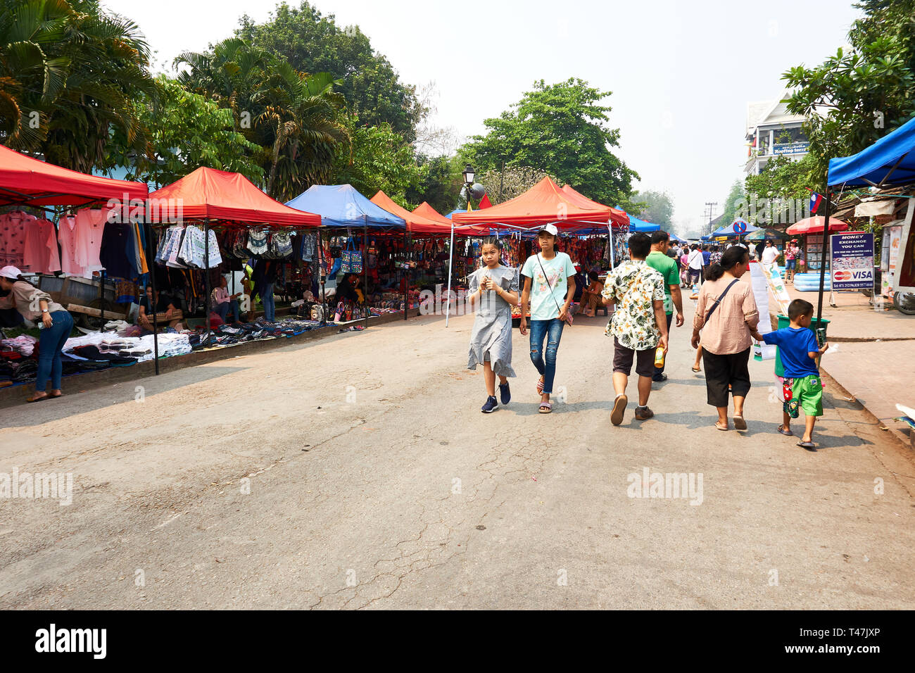 LUANG Prabang, Laos - Aprile 14, 2019. Locale popolo Lao celebrando Pi Mai, il Lao Anno nuovo, con un grande festival dell'acqua Foto Stock