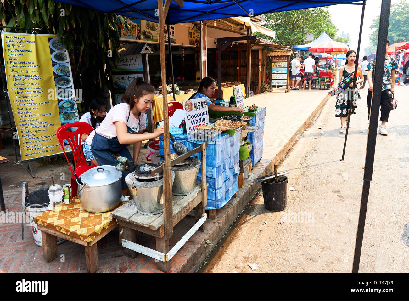 LUANG Prabang, Laos - Aprile 14, 2019. Locale popolo Lao celebrando Pi Mai, il Lao Anno nuovo, con un grande festival dell'acqua Foto Stock