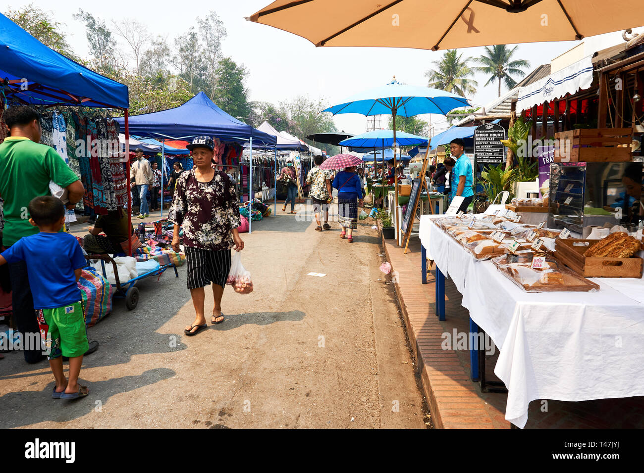 LUANG Prabang, Laos - Aprile 14, 2019. Locale popolo Lao celebrando Pi Mai, il Lao Anno nuovo, con un grande festival dell'acqua Foto Stock