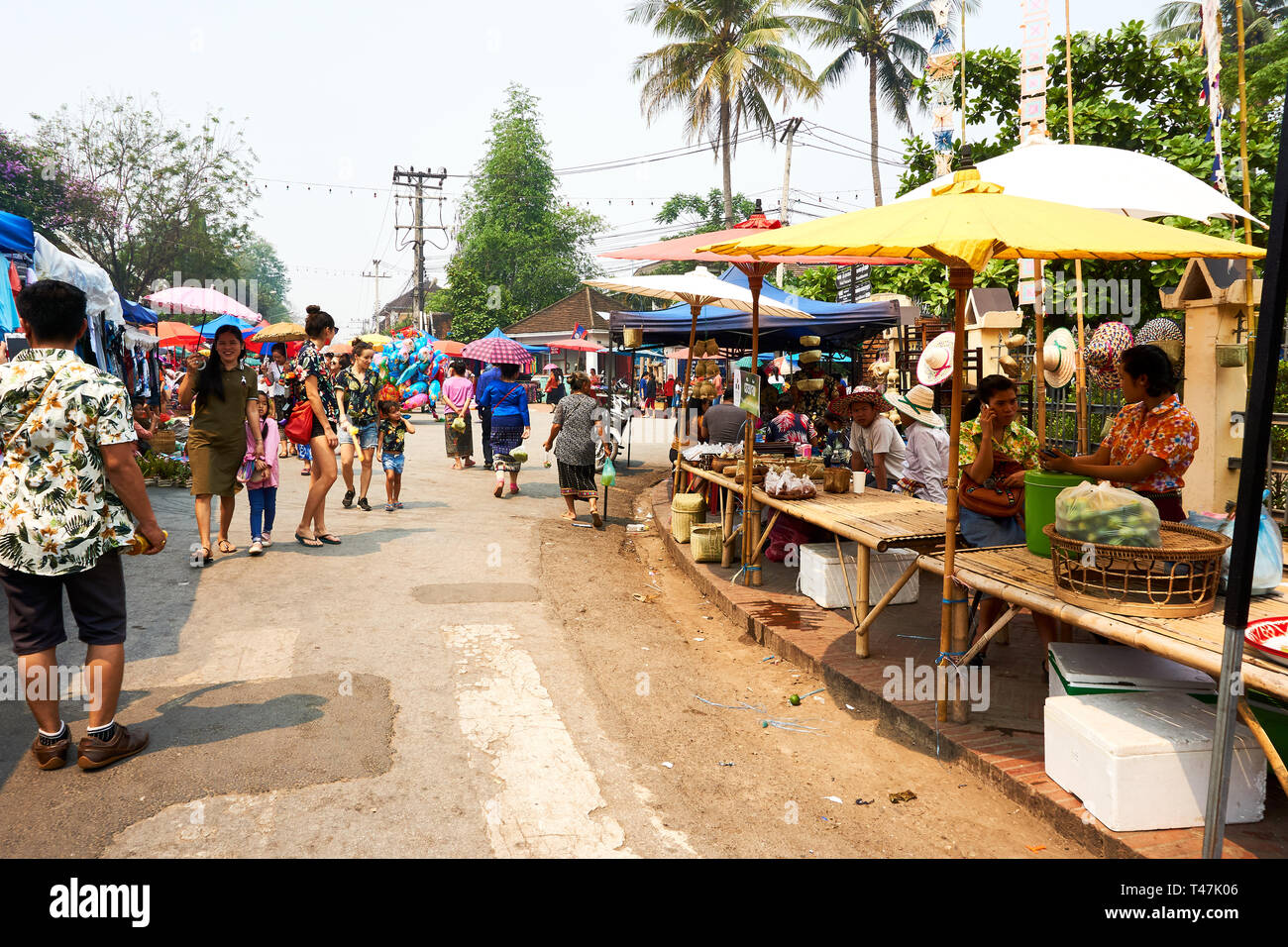 LUANG Prabang, Laos - Aprile 14, 2019. Locale popolo Lao celebrando Pi Mai, il Lao Anno nuovo, con un grande festival dell'acqua Foto Stock