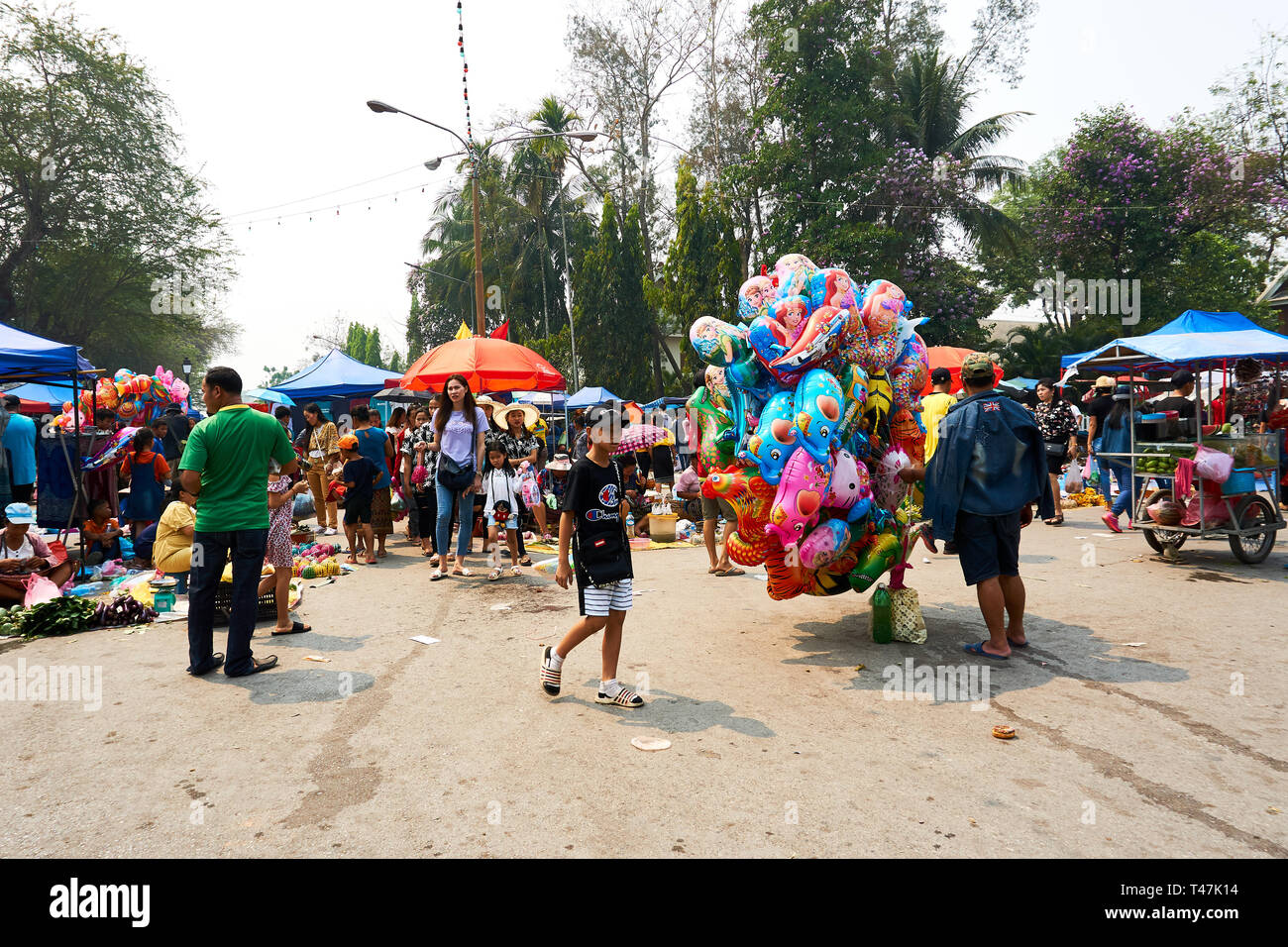 LUANG Prabang, Laos - Aprile 14, 2019. Locale popolo Lao celebrando Pi Mai, il Lao Anno nuovo, con un grande festival dell'acqua Foto Stock