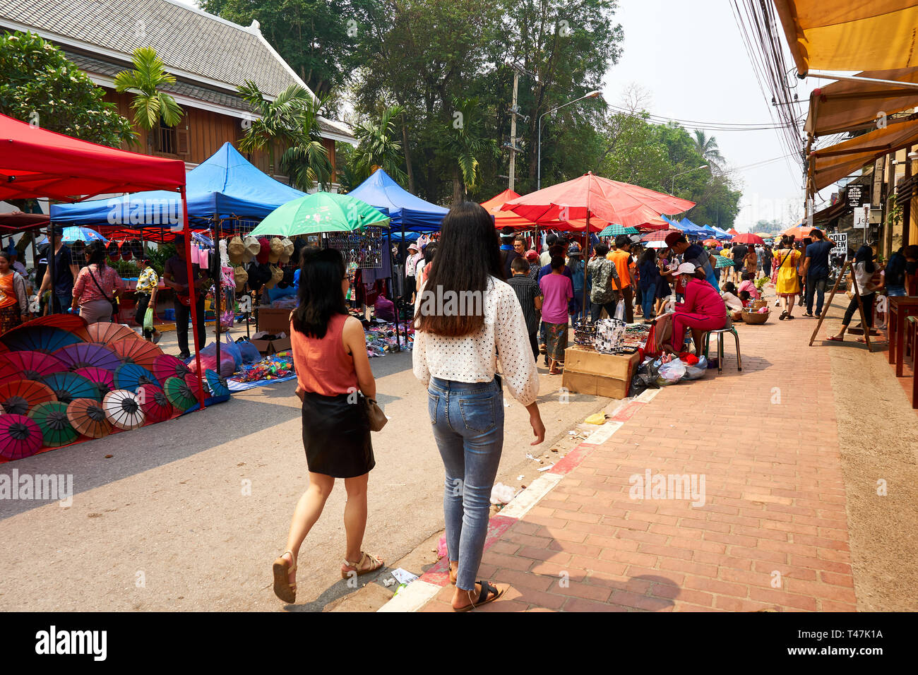 LUANG Prabang, Laos - Aprile 14, 2019. Locale popolo Lao celebrando Pi Mai, il Lao Anno nuovo, con un grande festival dell'acqua Foto Stock