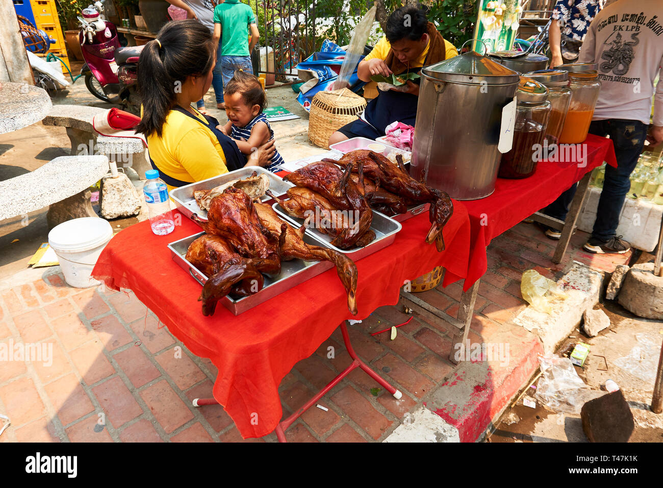 LUANG Prabang, Laos - Aprile 14, 2019. Locale popolo Lao celebrando Pi Mai, il Lao Anno nuovo, con un grande festival dell'acqua Foto Stock