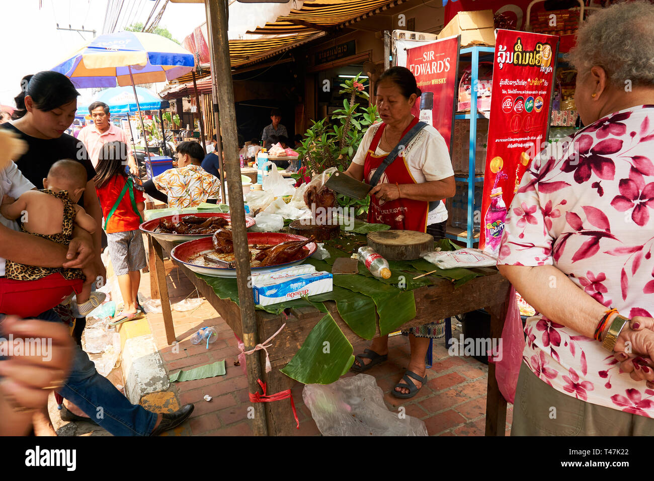 LUANG Prabang, Laos - Aprile 14, 2019. Locale popolo Lao celebrando Pi Mai, il Lao Anno nuovo, con un grande festival dell'acqua Foto Stock
