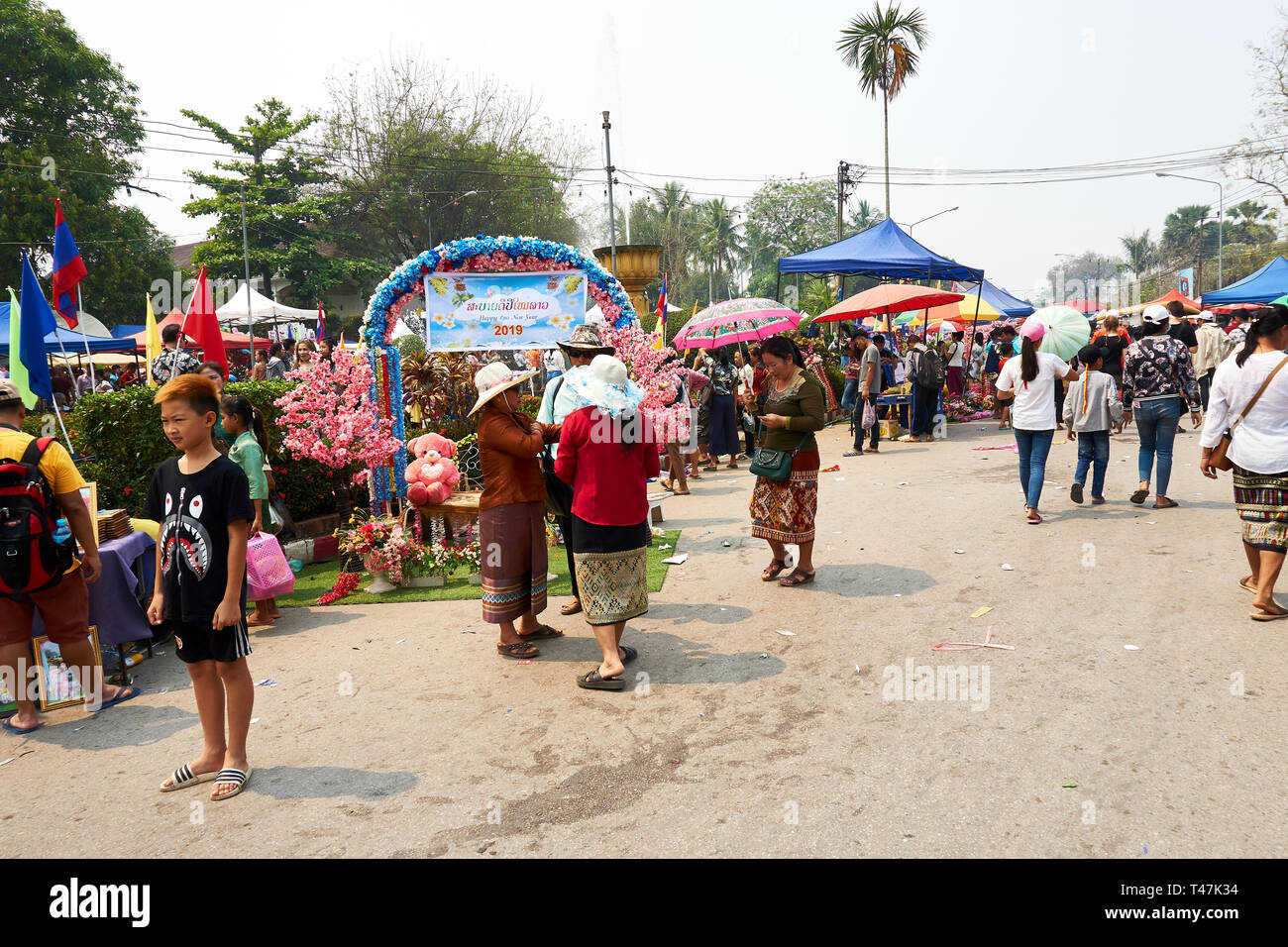 LUANG Prabang, Laos - Aprile 14, 2019. Locale popolo Lao celebrando Pi Mai, il Lao Anno nuovo, con un grande festival dell'acqua Foto Stock