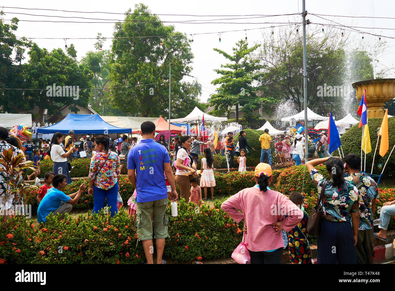 LUANG Prabang, Laos - Aprile 14, 2019. Locale popolo Lao celebrando Pi Mai, il Lao Anno nuovo, con un grande festival dell'acqua Foto Stock