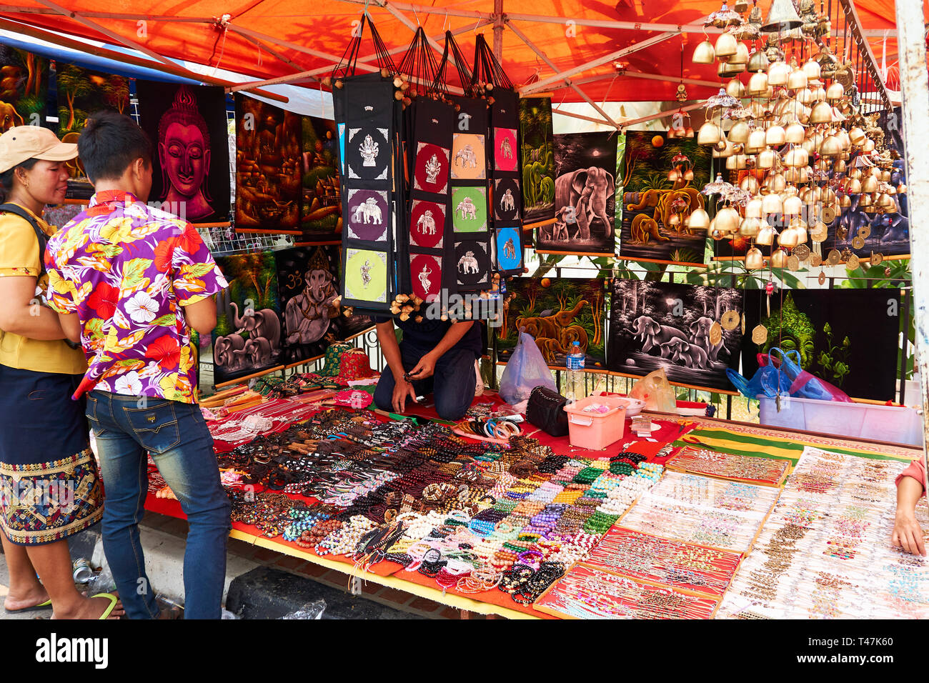 LUANG Prabang, Laos - Aprile 14, 2019. Locale popolo Lao celebrando Pi Mai, il Lao Anno nuovo, con un grande festival dell'acqua Foto Stock