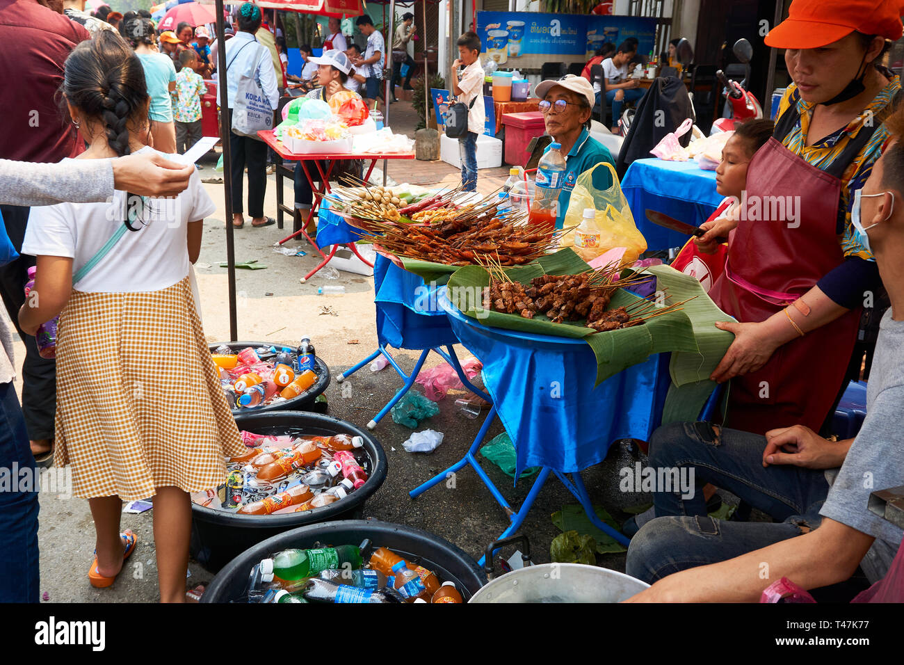 LUANG Prabang, Laos - Aprile 14, 2019. Locale popolo Lao celebrando Pi Mai, il Lao Anno nuovo, con un grande festival dell'acqua Foto Stock
