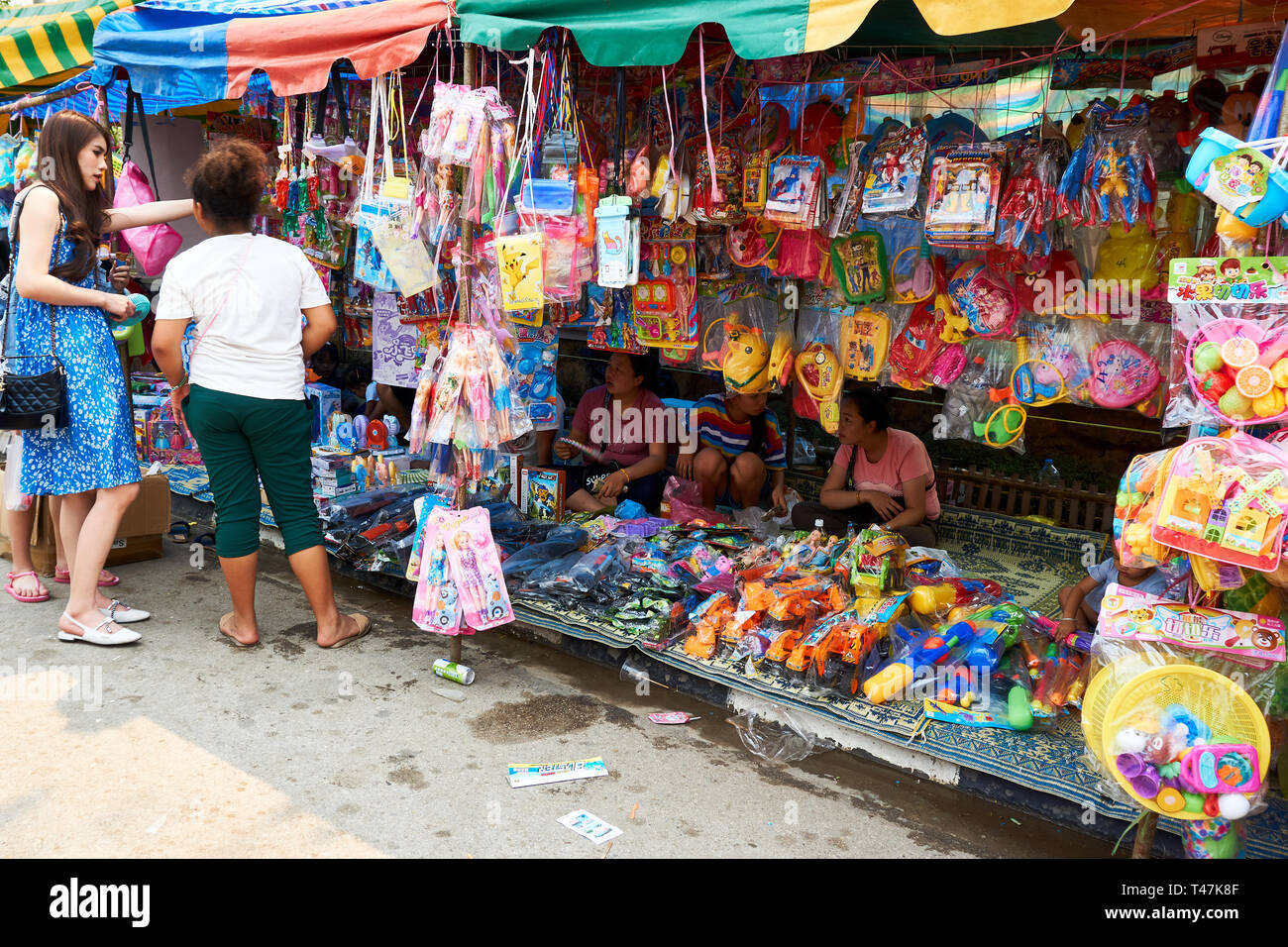 LUANG Prabang, Laos - Aprile 14, 2019. Locale popolo Lao celebrando Pi Mai, il Lao Anno nuovo, con un grande festival dell'acqua Foto Stock