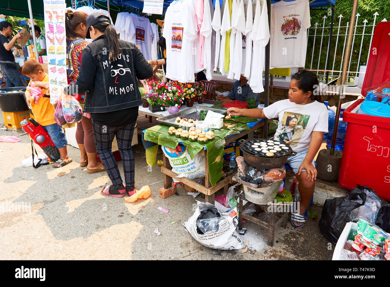 LUANG Prabang, Laos - Aprile 14, 2019. Locale popolo Lao celebrando Pi Mai, il Lao Anno nuovo, con un grande festival dell'acqua Foto Stock