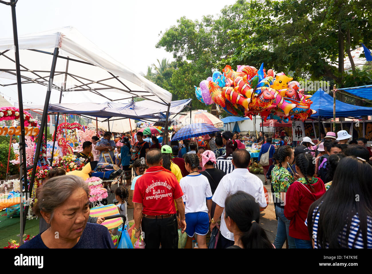 LUANG Prabang, Laos - Aprile 14, 2019. Locale popolo Lao celebrando Pi Mai, il Lao Anno nuovo, con un grande festival dell'acqua Foto Stock