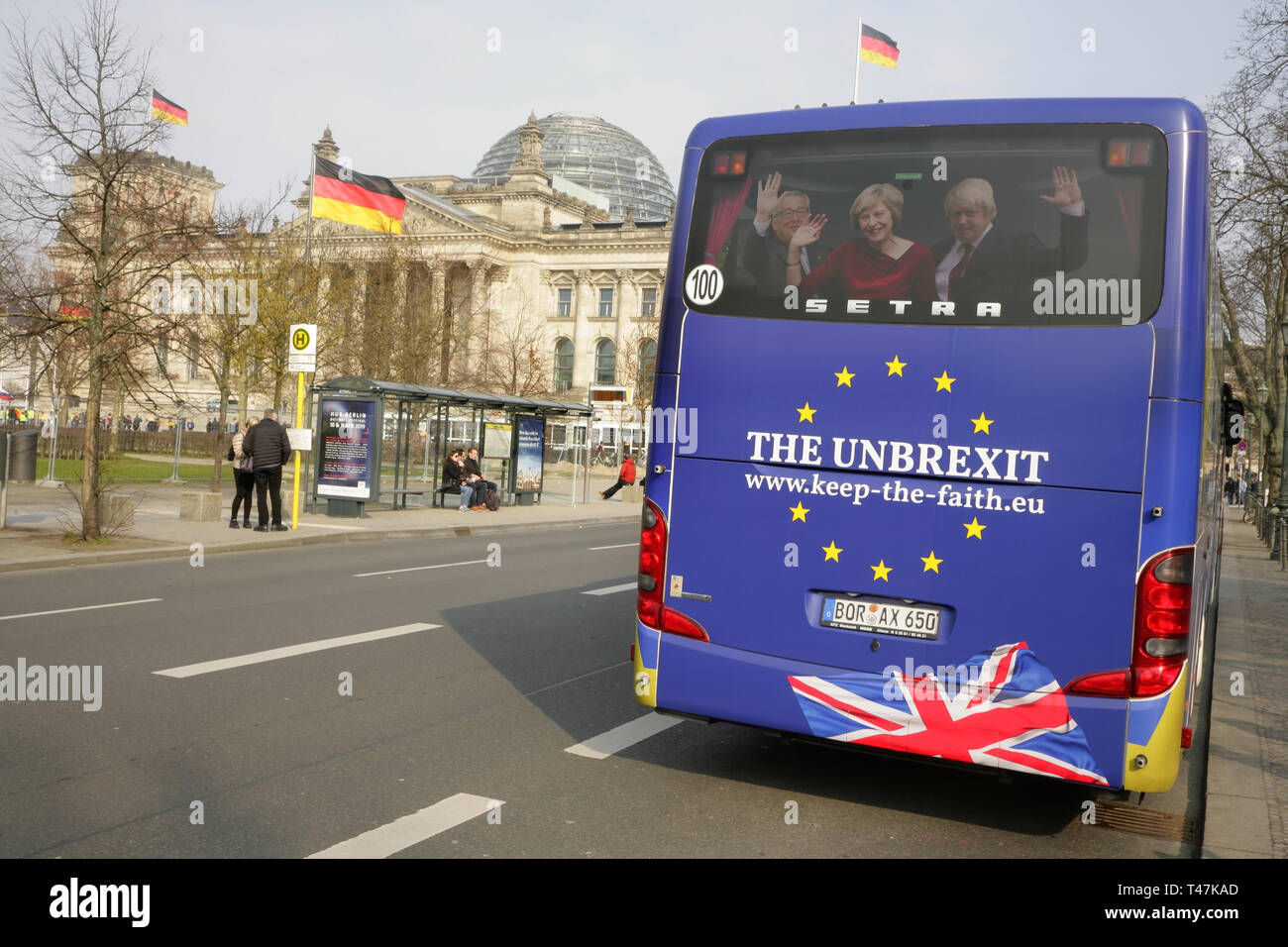 Pullman con anti-Brexit campagna marchio del 'tenere fede' gruppo, parcheggiate accanto al Reichstag di Berlino, Germania. Foto Stock