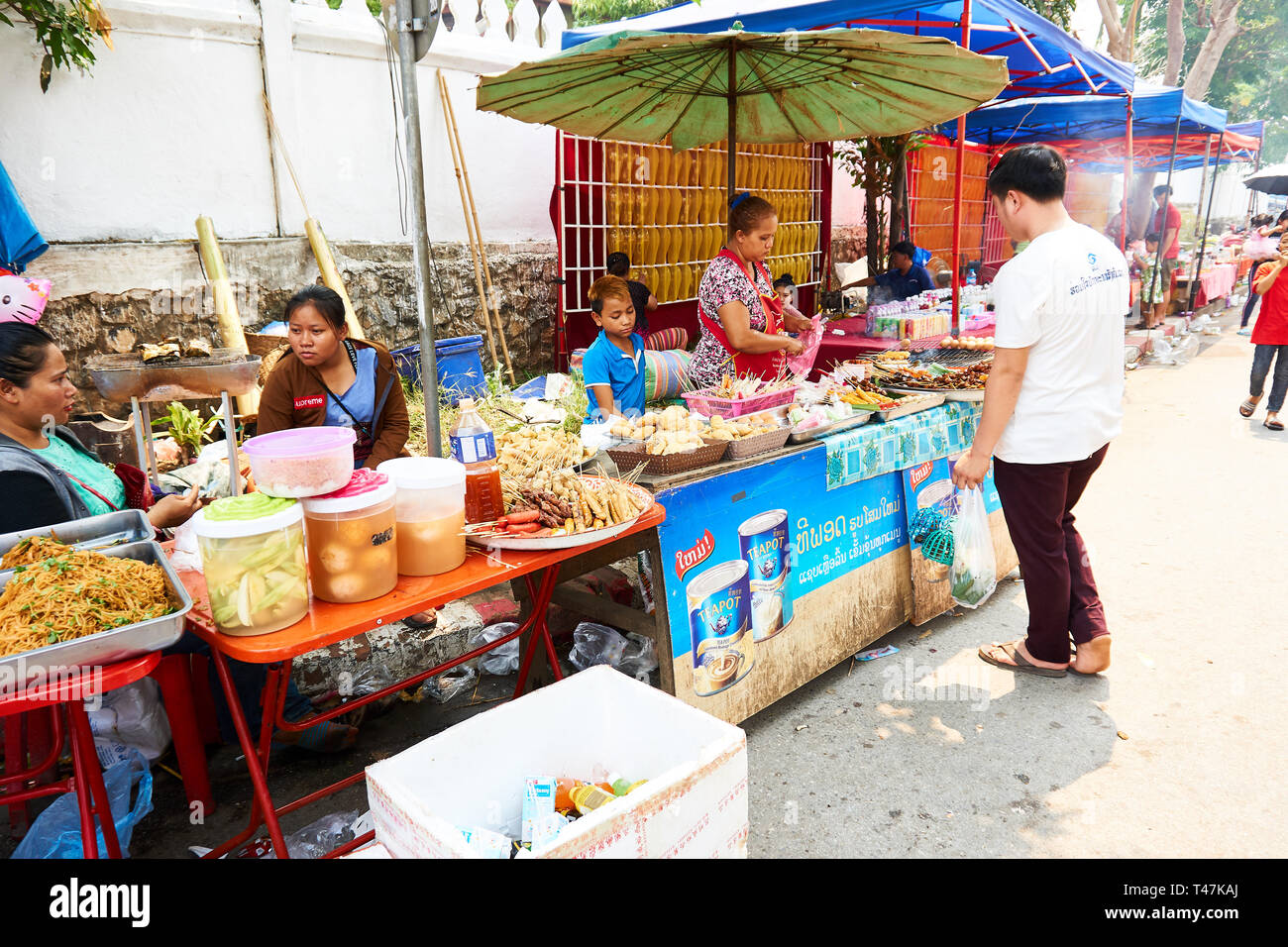 LUANG Prabang, Laos - Aprile 14, 2019. Locale popolo Lao celebrando Pi Mai, il Lao Anno nuovo, con un grande festival dell'acqua Foto Stock