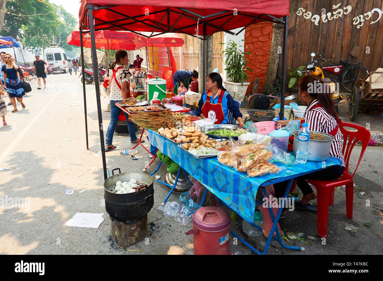 LUANG Prabang, Laos - Aprile 14, 2019. Locale popolo Lao celebrando Pi Mai, il Lao Anno nuovo, con un grande festival dell'acqua Foto Stock
